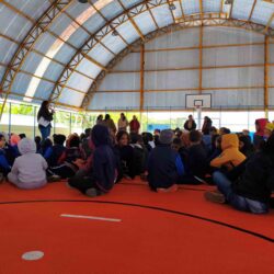 E.M Caputera ganha revitalização da quadra esportiva e o projeto “Brincando na Quadra”