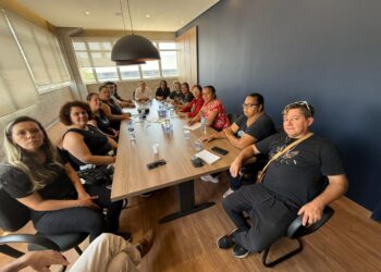 Comissão de servidores da educação é recebida pela Prefeitura para tratar de demandas da categoria